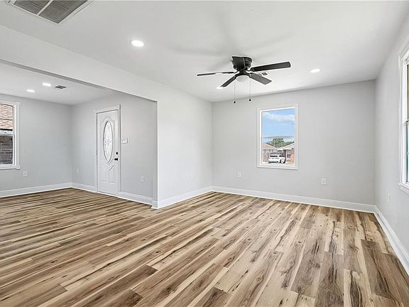4th image of 1023 S Starrett Rd