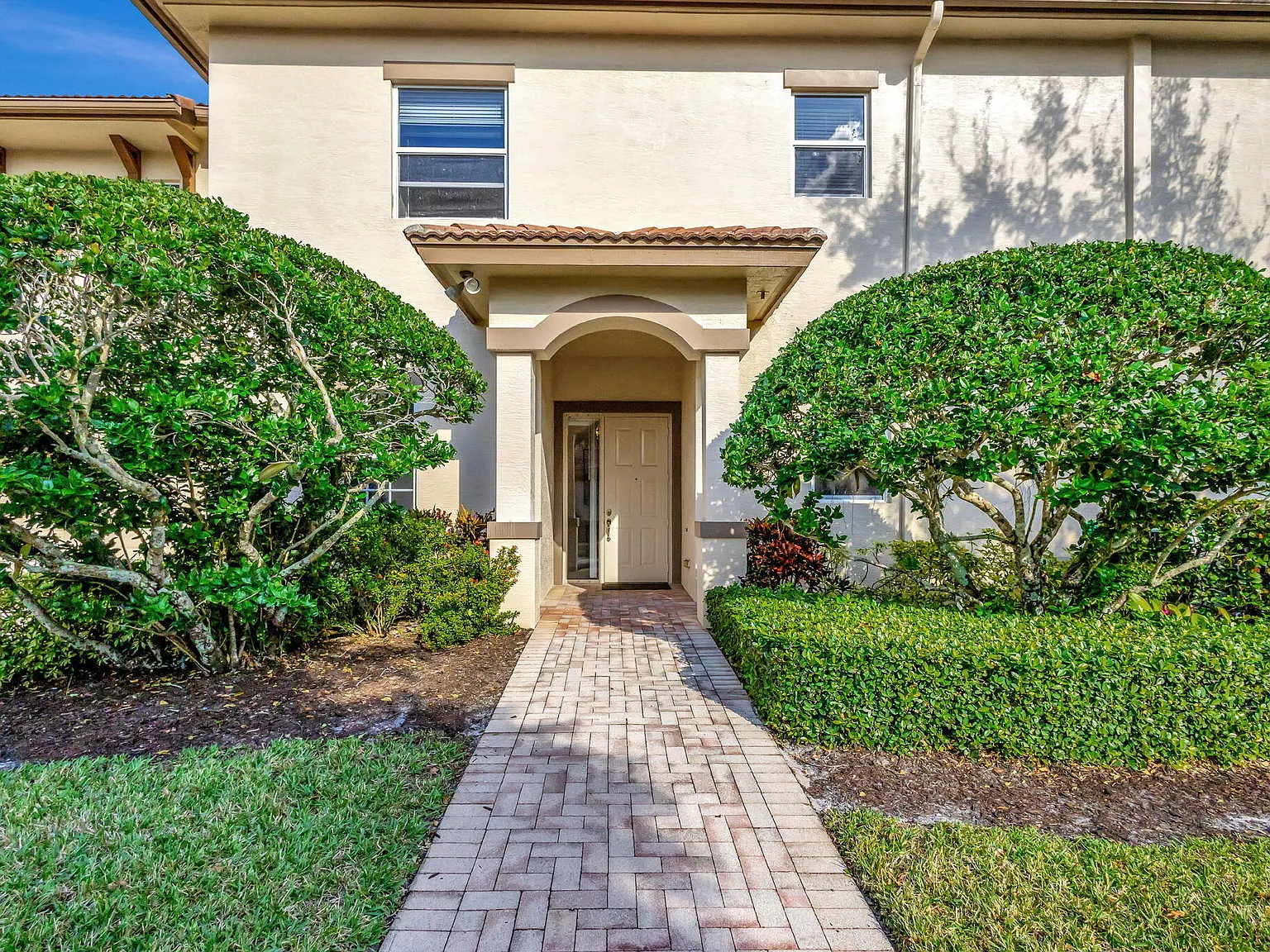 3 bed, 2.0 bath, 1964 sqft, $16,000 — Photo 2