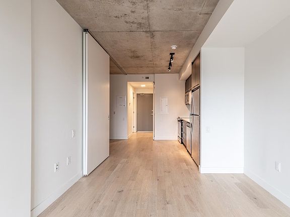 4th image of 1048 Wellington St #410