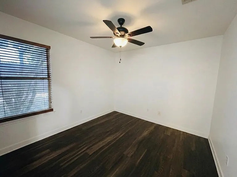 1404 Daffodil Ln — Photo 8