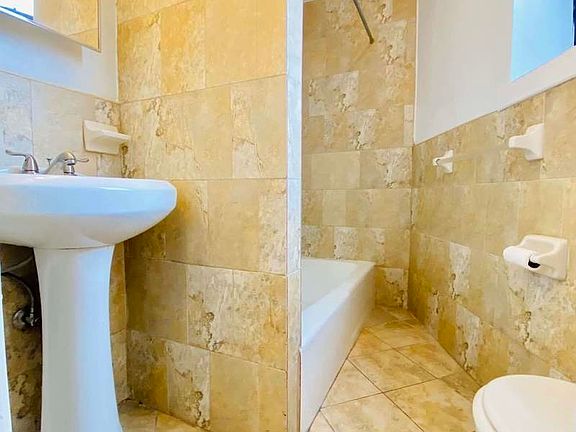 2nd image of 515 Washington Ave #1R