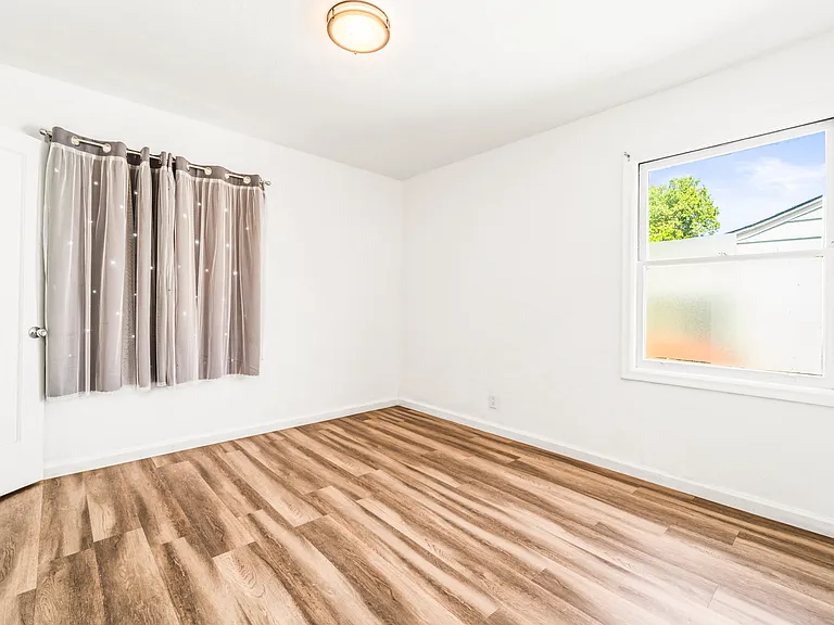560 Russell St — Photo 32