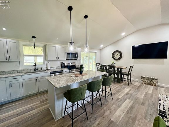 4th image of 303 Portland Dr