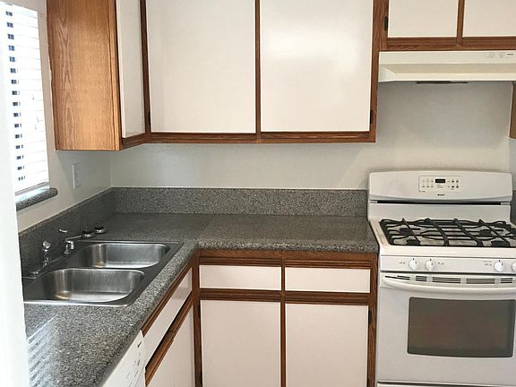 4th image of 474 Riverdale Dr APT 204