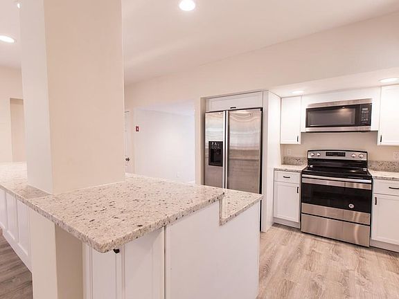 4th image of 33 Buckingham Dr