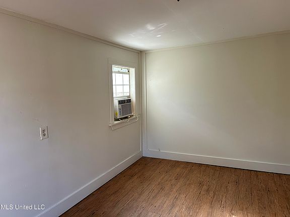 4th image of 326 Oakhill Cir