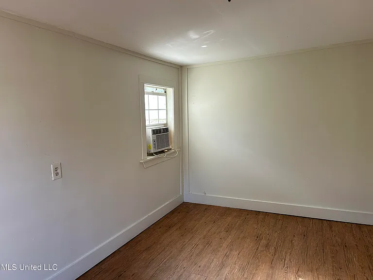 326 Oakhill Cir — Photo 4