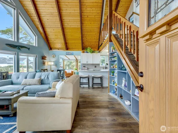 331 Harbor View Loop SE, Ocean Shores, WA 98569