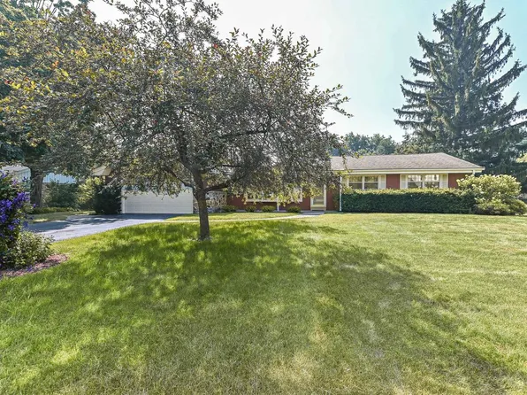 18571 W Hillcrest DRIVE, New Berlin, WI 53146