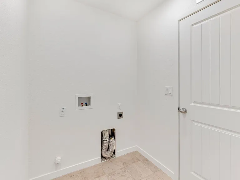 10946 International Dr — Photo 35