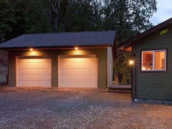   Detached 2 car Garage