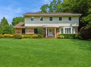 94 Tara Dr, Roslyn, NY 11576