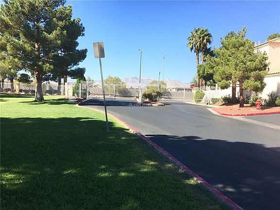 2nd image of 1900 N Torrey Pines Dr Unit 131