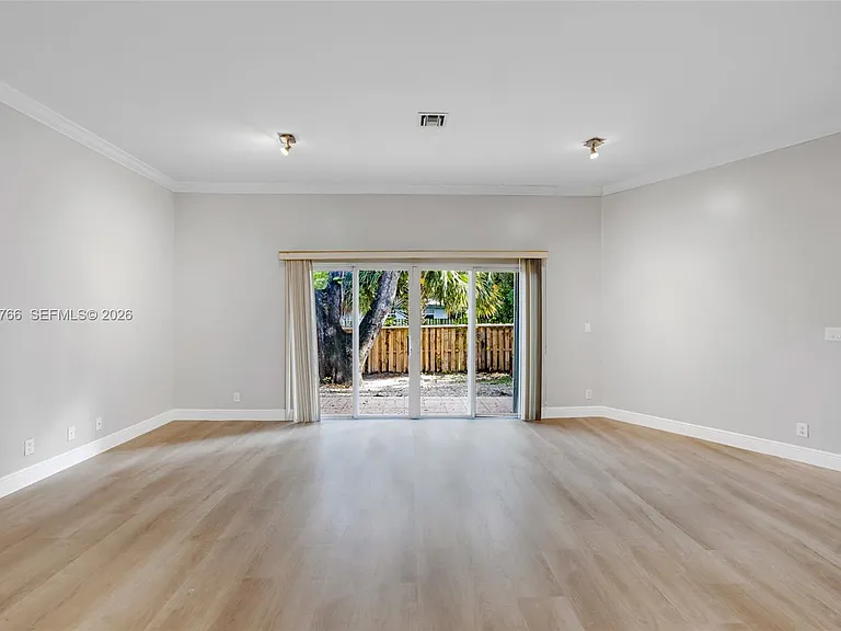2929 SW 18th Ter — Photo 7
