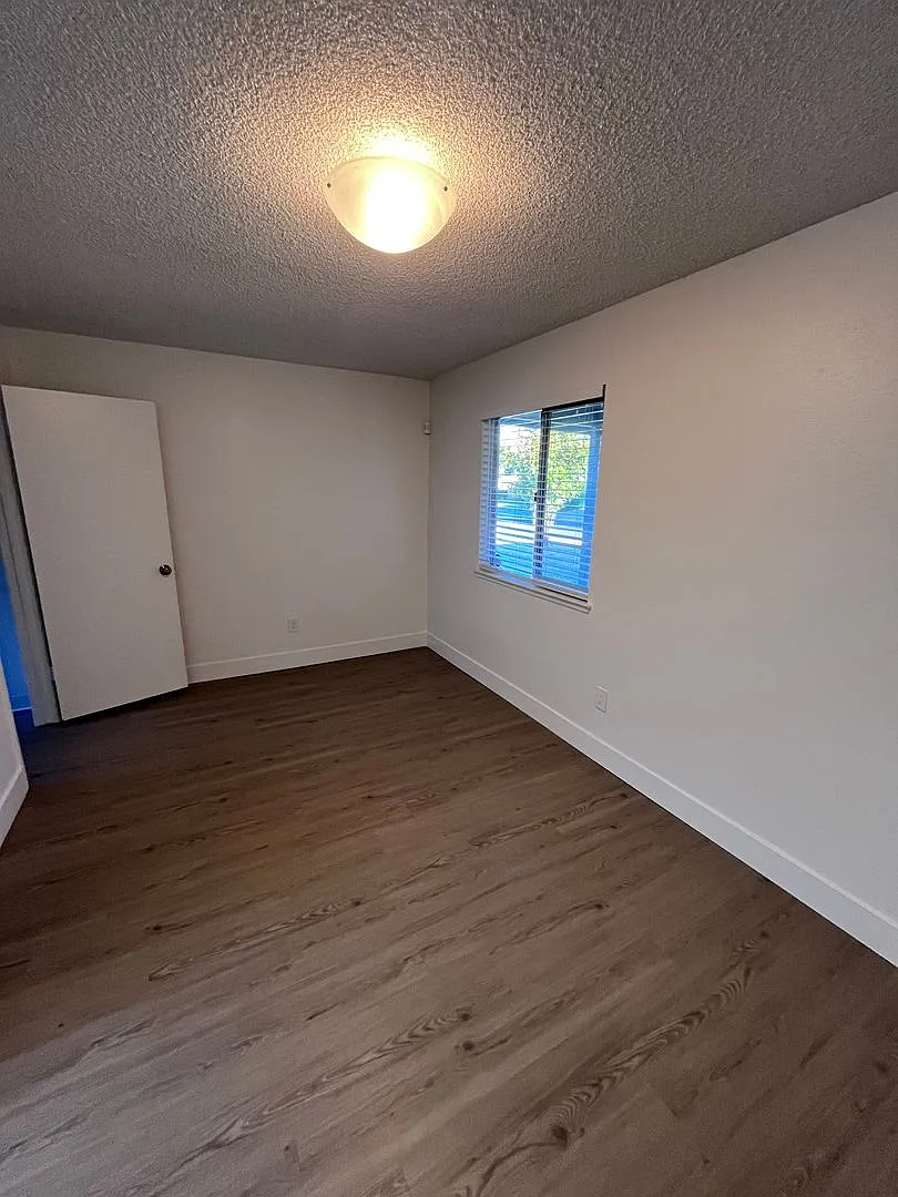 Updated 3 Bedroom House W/ Rv Access!! — Photo 3