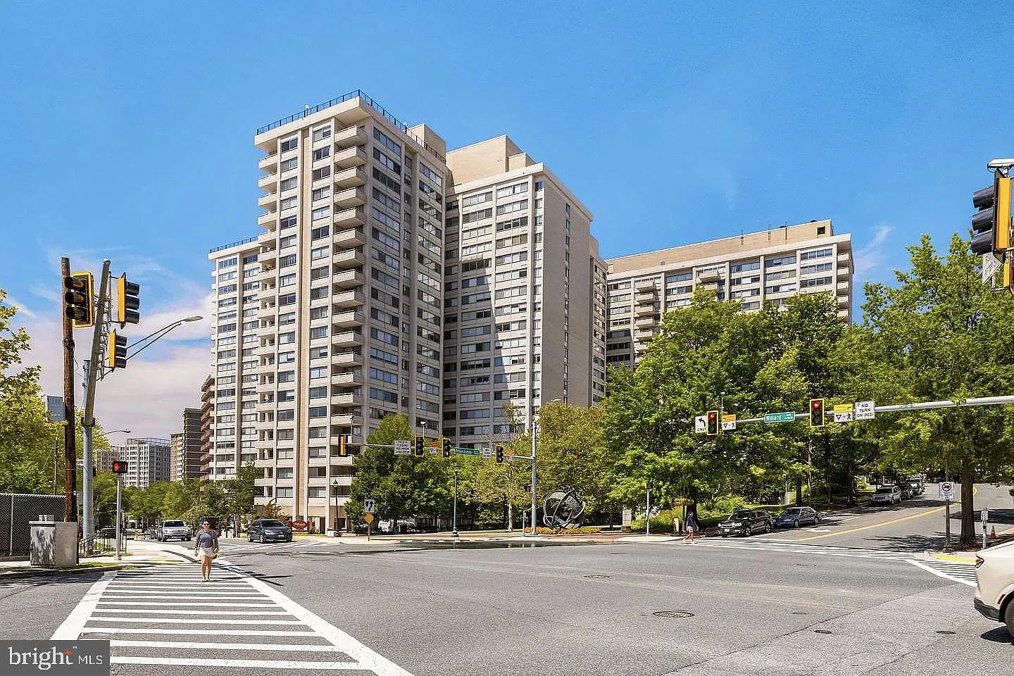 The Willoughby Condominiums — Photo 1