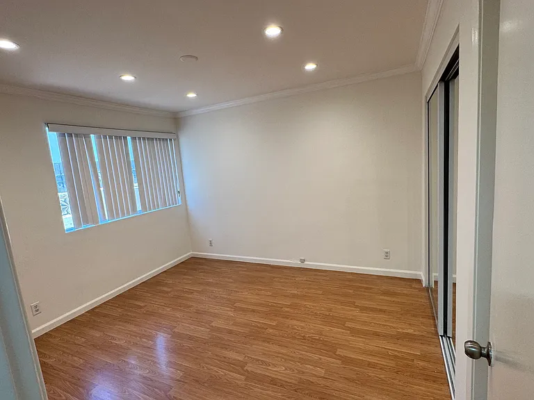 1280 S Barrington Ave #10 — Photo 23