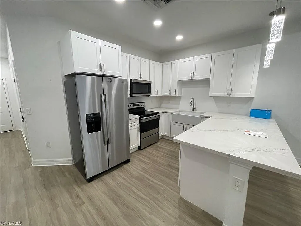 2 bed, 2.0 bath, 2489 sqft, $2,000 — Photo 3