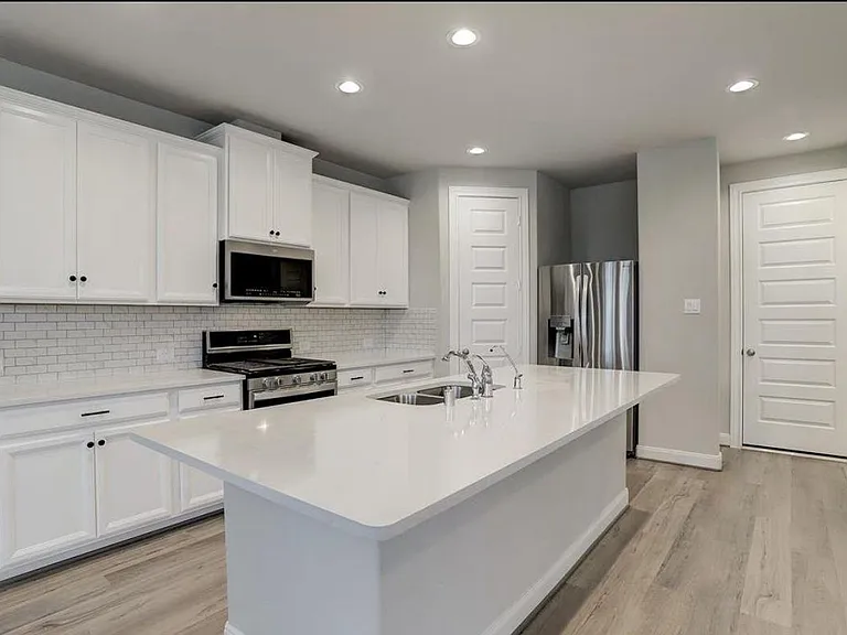 9826 Magnolia Village Ln — Photo 5