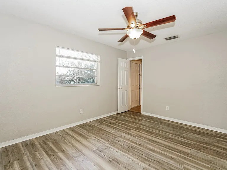 989 E Normandy Blvd — Photo 12