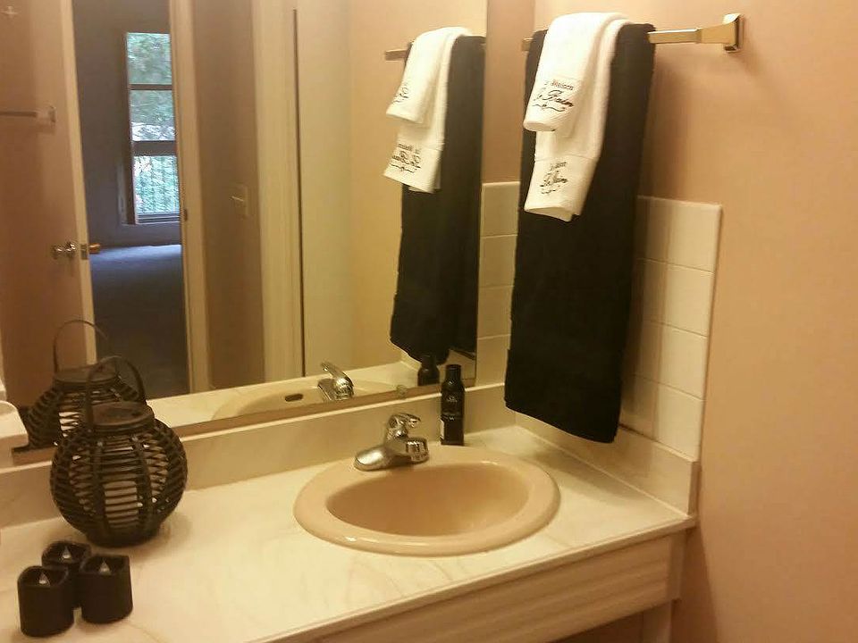 Caryn Condo Bath
