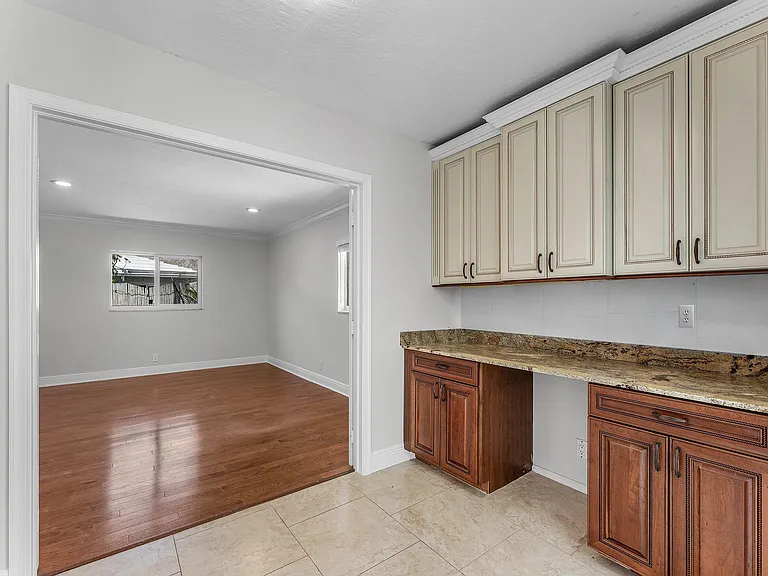 1525 SE 6th St — Photo 11