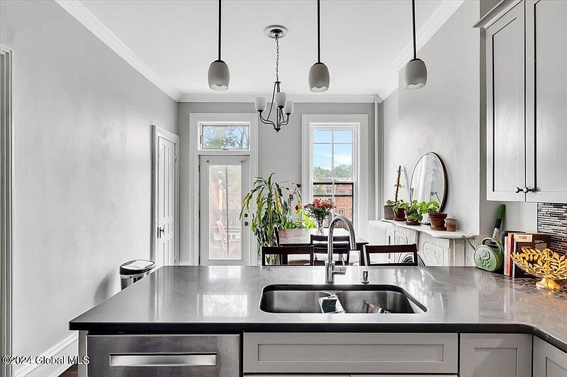 4th image of 395 Hamilton Street