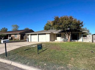 5433 NW Cottonwood Dr, Lawton, OK 73505