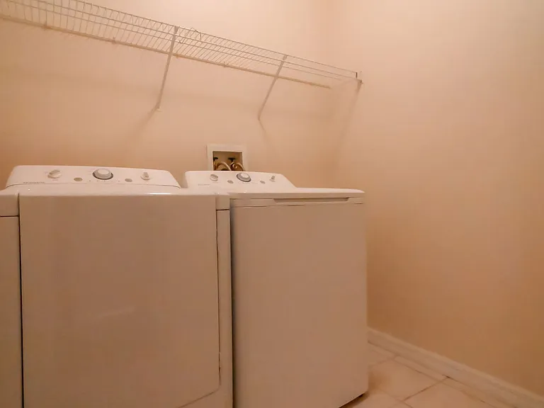704 Monroe Cir #D — Photo 22