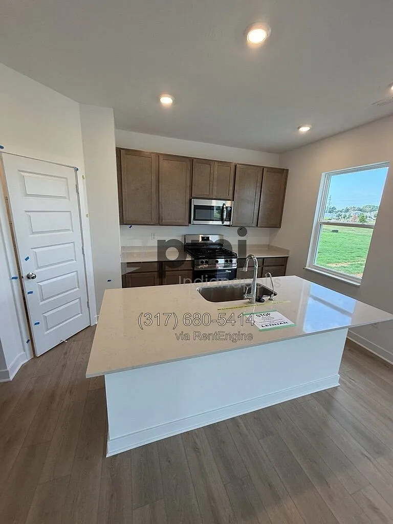 5 bed, 3.0 bath, 2367 sqft, $2,850 — Photo 2