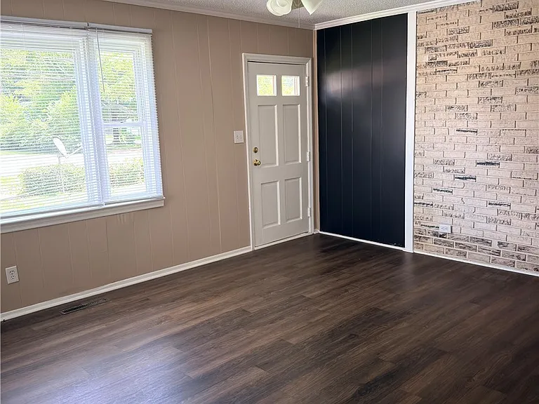 200 Roxie Ave — Photo 5