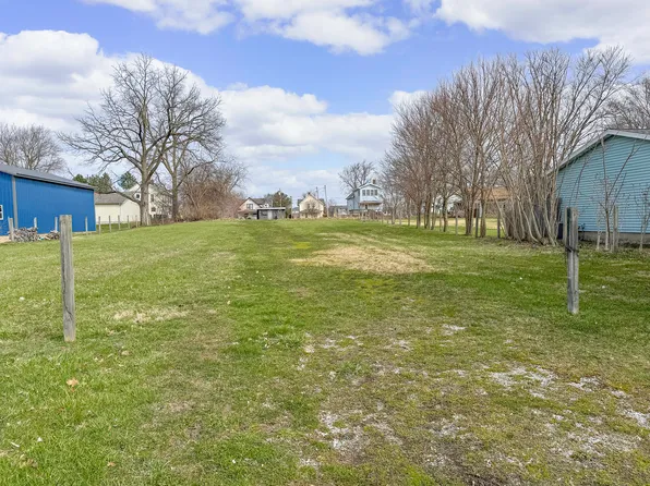 200 Locust St W, Three Oaks, MI 49128