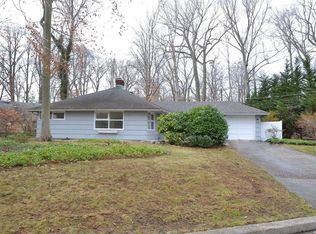 69 Buckeye Rd, Glen Cove, NY 11542