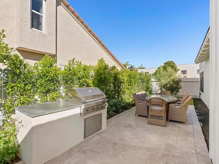 210 Estrella St — Photo 13