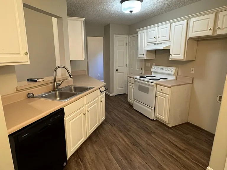102 Woodstream Trl — Photo 5