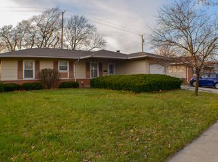 832 Penrith Ave, Elk Grove Village, IL 60007