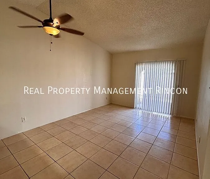 1417 N El Rio Dr — Photo 2