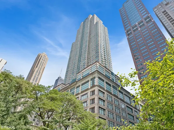 100 E Huron St APT 3705, Chicago, IL 60611