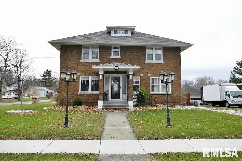 227 E Walnut St photo 1