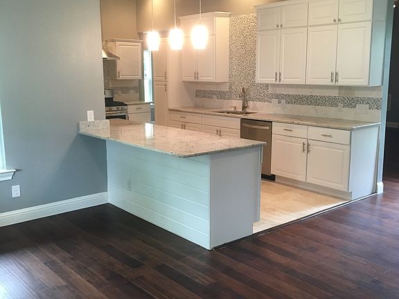 4th image of 609 W Agarita Ave