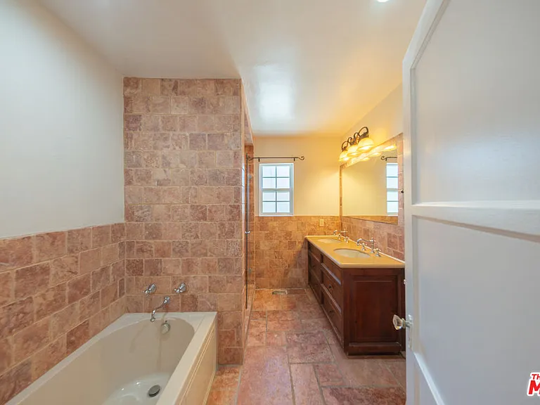 8230 Blackburn Ave #1 — Photo 13