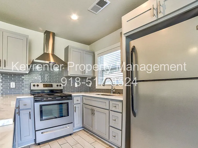 3315 E 8th St Duplex — Photo 4