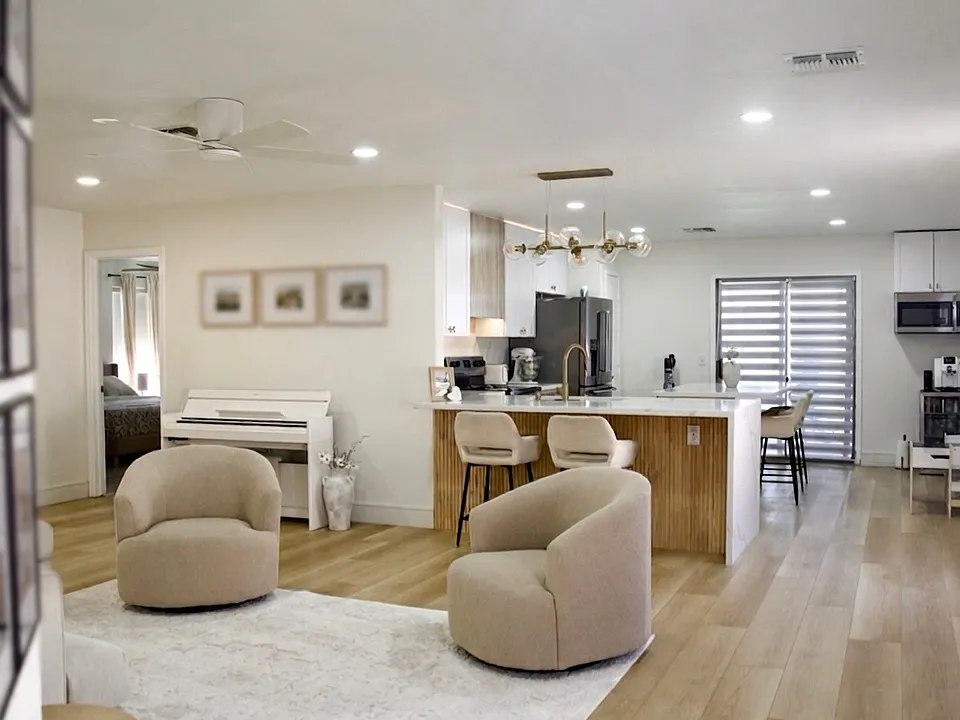 3114 W Mark Ln