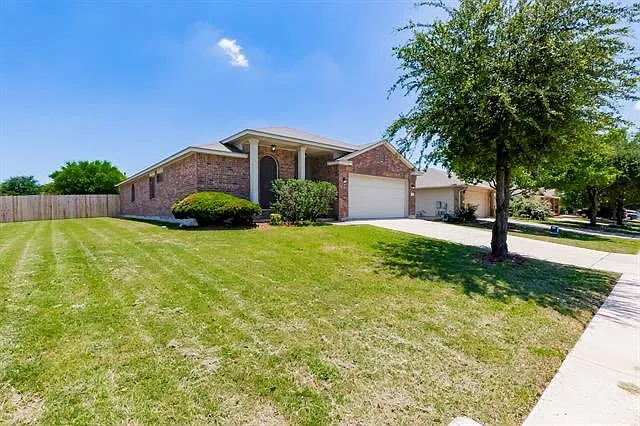 3 bed, 2.0 bath, 1778 sqft, $2,095 — Photo 2
