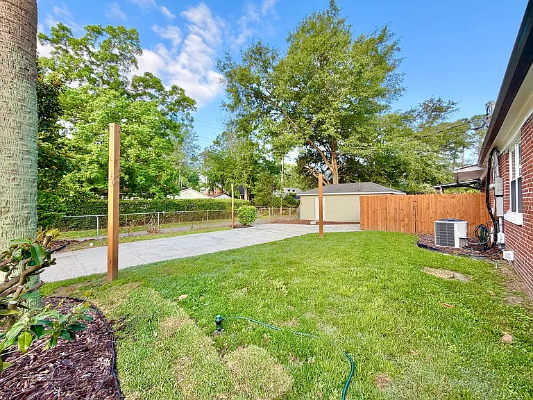 637 Columbus Dr — Photo 19