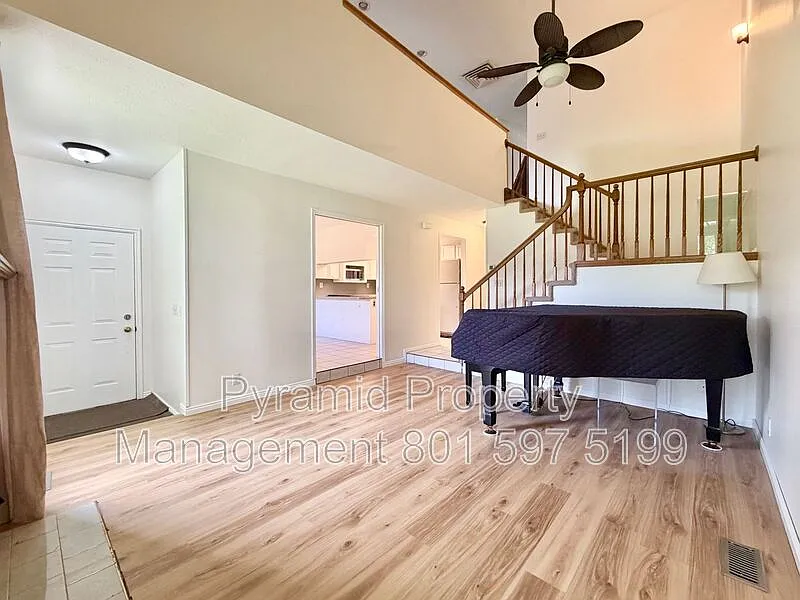 3 bed, 3.5 bath, 2800 sqft, $2,495 — Photo 2