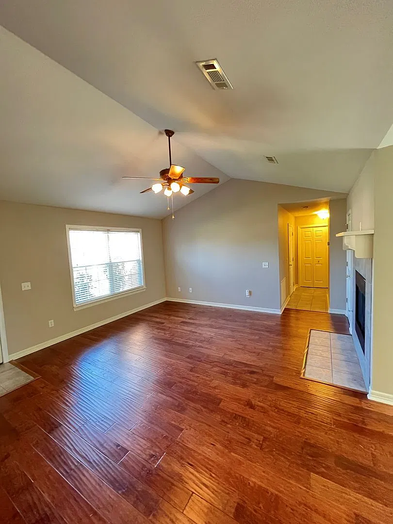 3 bedroom 2 bath home in Elkins, 2carG, fenced, great neighborhood — Photo 3