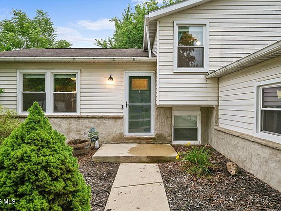 5th image of 379 Birchdale Rd