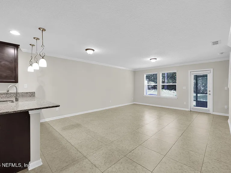 452 Walnut Dr — Photo 5