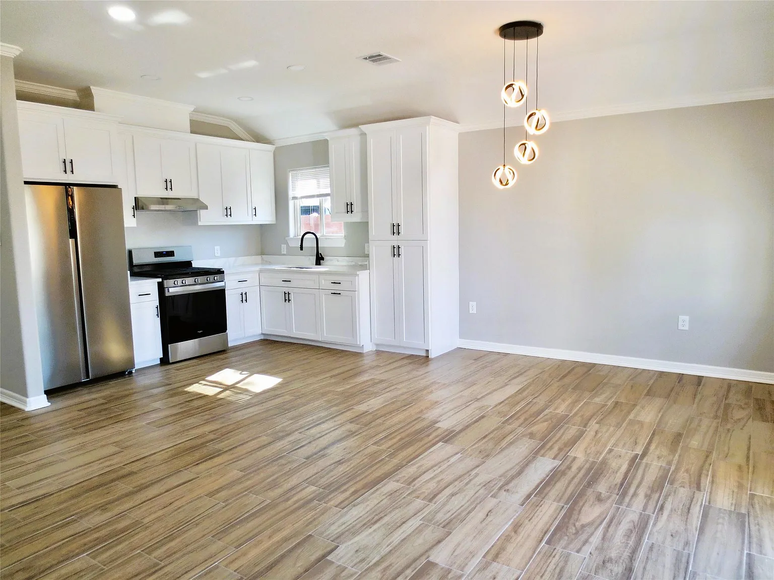 2 bed, 2.0 bath, 1200 sqft, $1,600 — Photo 2